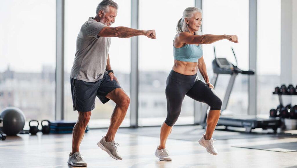 Addominali senza sdraiarsi: 8 esercizi in piedi che i trainer consigliano dopo i 55 anni