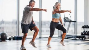 Addominali senza sdraiarsi: 8 esercizi in piedi che i trainer consigliano dopo i 55 anni