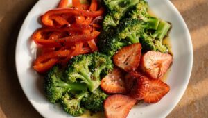 Insalata primaverile con tre ingredienti: ha più vitamina C di un'arancia